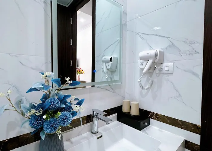 Hotel Phuong Hoang - Be Boi, Phong Karaoke, San Pickleball, Xe Dia Hinh, Xe Dap Doi Hạ Long
