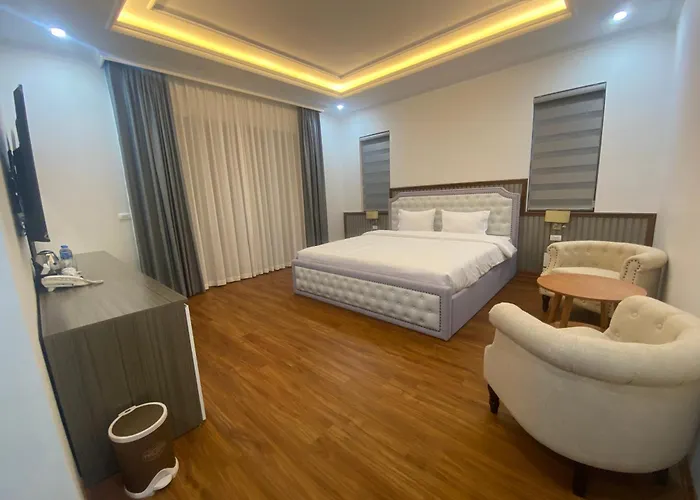 Hotel Phuong Hoang - Be Boi, Phong Karaoke, San Pickleball, Xe Dia Hinh, Xe Dap Doi Hạ Long
